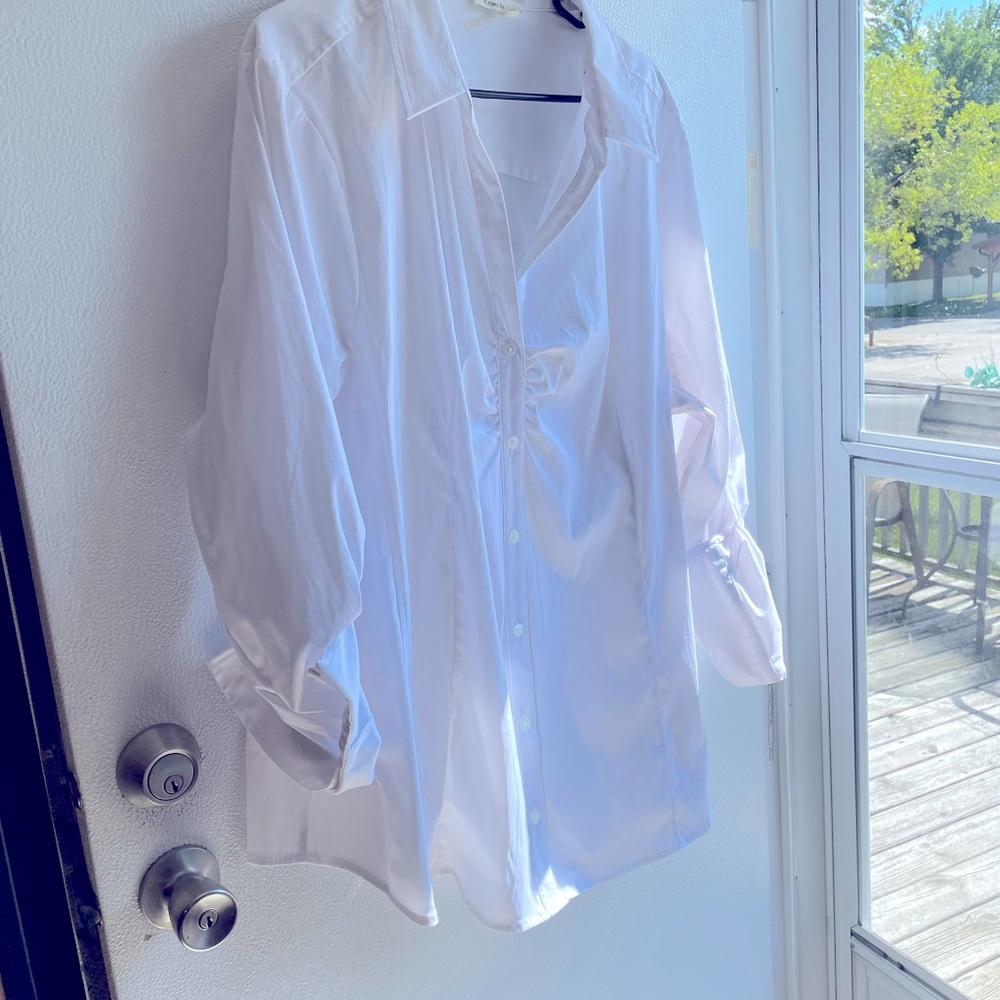 Beautiful size 3x fitted button blouse!